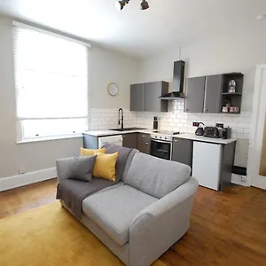 Apartment Modern One Bed Apartment, By Kipz Centre - Amazing Location & Quiet!, Chester